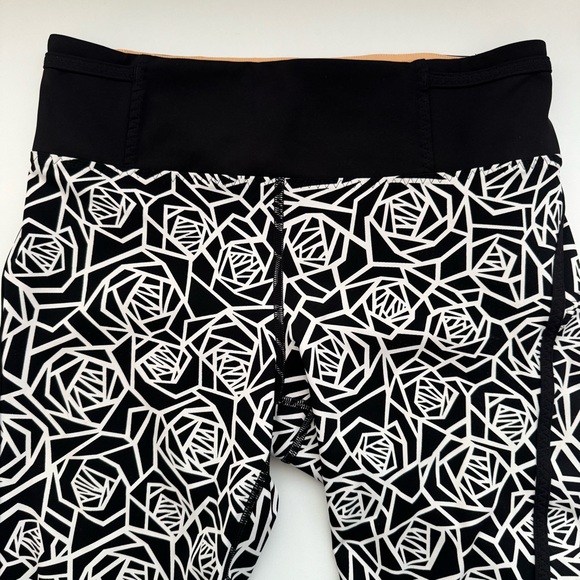 EUC Lululemon Real Quick Crop Full On Luxtreme Size 6 Posey Black & White - Picture 6 of 8